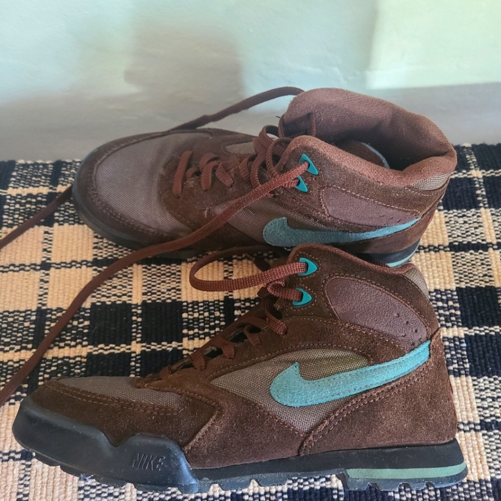 NIKE brown turquoise preloved vintage boots 6.5